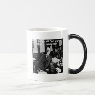 Sigmund Freud på sitt kontor & Roligt kattcitat Magisk Mugg