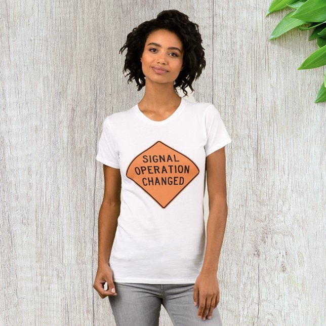 Signalåtgärden har ändrats när kvinnor T-Shirt (Skapare uppladdad)