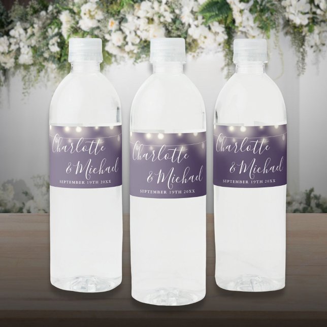 Signatur Skript Strängljus Lila Bröllop Vattenflaskor Etikett (Signature Script String Lights Purple Wedding Water Bottle Label)