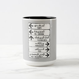 Signpost, Marrakech, Marocko Två-Tonad Mugg