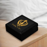 Sikh Khanda "Fearless & Free" Minnesask<br><div class="desc">Vi presenterar den judiska Gift-boxen "Fearless & Free" Sikh Khanda, en fantastisk och meningsfull perfekt för alla tillfälle. Den här presentlådan för elegant innehåller den ikoniska Khanda-symbolen, som representerar gudomlig makt, visdom och mod, parad med det inspirerande orden "Fearless & Free". Den är gjord av material av hög kvalitet och...</div>