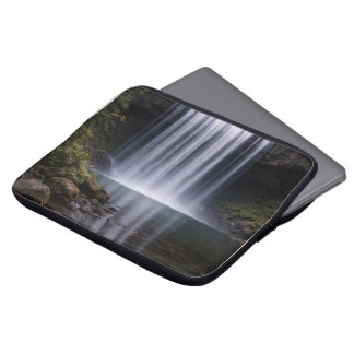 Silent Forest Waterfall – Calm Nature Landscape Laptop Fodral