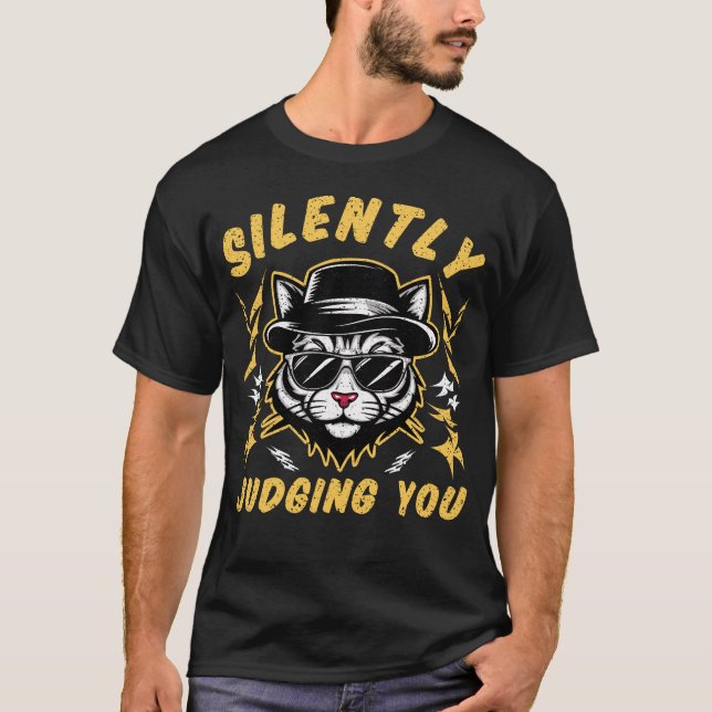 Silently Judging You Cool Cat Funny T Shirt (Framsida)