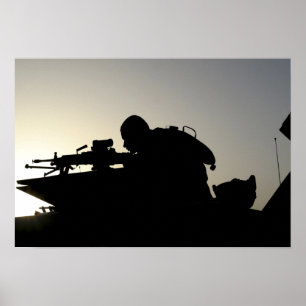 Silhouette av en automatisk vapenartillerist för poster