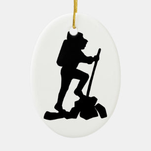Silhouette av en fotvandrare som fotvandrar upp julgransprydnad keramik