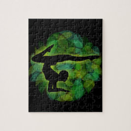 Silhouette av en person som gör gymnastik eller pussel