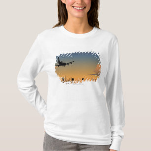 Silhouette av ett flygplan i flyg t-shirt