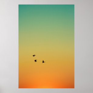 SILHOUETTE AV FÅGLAR SOM FLYGER UNDER SUNSET POSTER