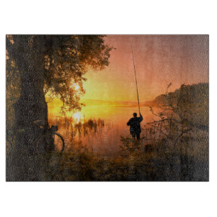 Silhouette av fiskaren på sjön på solnedgången