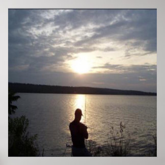 Silhouette av man som fiskar vid solnedgång poster