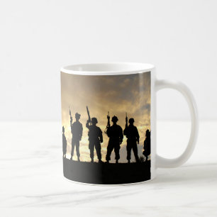 Silhouette av soldater i 101. luftburna uppdelning kaffemugg