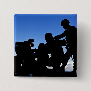 Silhouette av soldater knapp