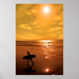 silhouette av surfaren som går från havet poster