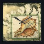 Silhouette Conch-Snäcka Fyrkantig Klocka<br><div class="desc">Håll dig avslappnad mot biet av contemporary konst av Jennifer Goldberger. Hennes samling av årstidsrelaterad konst är avslappnande och inspirerande. Biet i konsten är koncentrerad på ett stort årskal av Conch som omges av korallrev av grönt. Få den här vackra oceankonsten idag med en silhuette-känsla på din nästa produkt.</div>