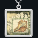 Silhouette Conch-Snäcka Silverpläterat Halsband<br><div class="desc">Håll dig avslappnad mot biet av contemporary konst av Jennifer Goldberger. Hennes samling av årstidsrelaterad konst är avslappnande och inspirerande. Biet i konsten är koncentrerad på ett stort årskal av Conch som omges av korallrev av grönt. Få den här vackra oceankonsten idag med en silhuette-känsla på din nästa produkt.</div>