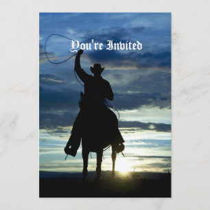Silhouette för cowboy för ranchsolnedgång rida inbjudningar