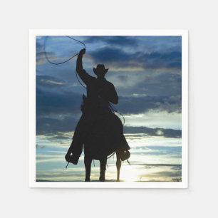 Silhouette för cowboy för ranchsolnedgång rida pappersservett