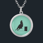 Silhouette för tävla för trumma för silverpläterat halsband<br><div class="desc">Silhouette av en idrotts- cowgirltrummatävla med henne häst. Spännande rodeohandlingillustration. Bakgrund är en mintgröntfärg. Underbar för rodeofläktar och hästälskare.</div>