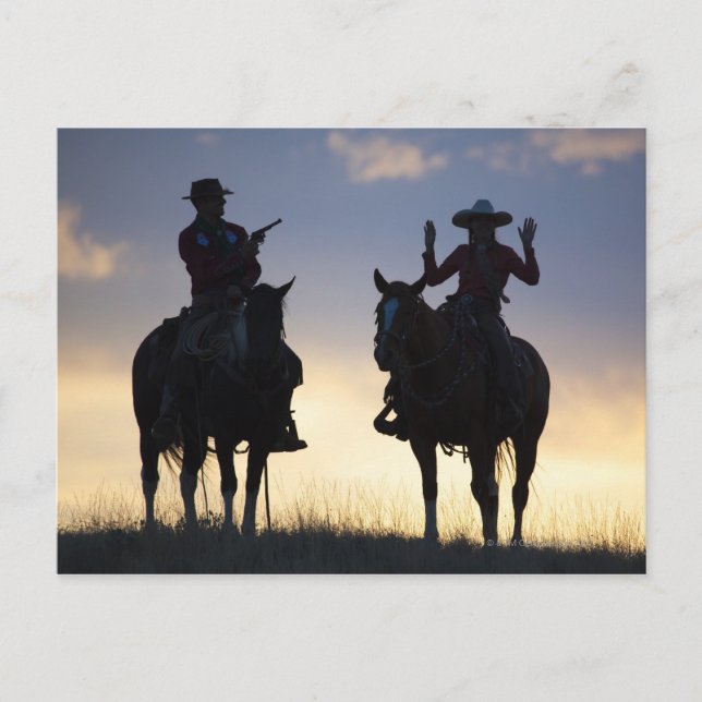 Silhouette från en Cowboy som målar sin pistol mot Vykort (Framsida)