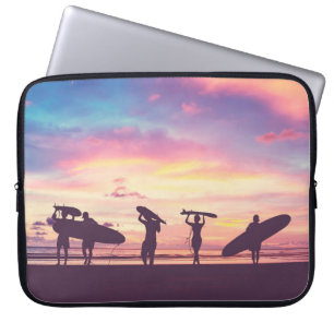Silhouette från surfarare som bär på deras surfboa laptop fodral
