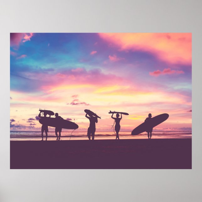 Silhouette från surfarare som bär på deras surfboa poster (Framsidan)