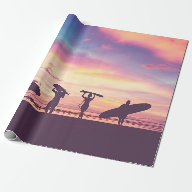 Silhouette från surfarare som bär på deras surfboa presentpapper (Utrullad)