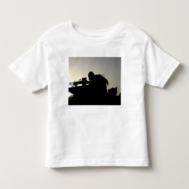 Silhouette med en kvadratisk automatisk vapenkanna t-shirt (Framsida)