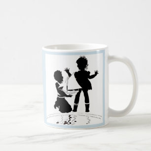 Silhouette med flicka och pojke och modellbåt kaffemugg