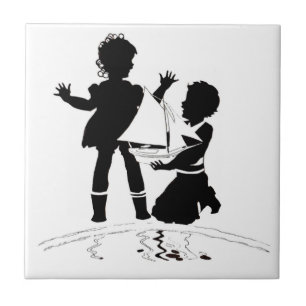 Silhouette med flicka och pojke och modellbåt kakelplatta