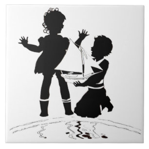 Silhouette med flicka och pojke och modellbåt kakelplatta