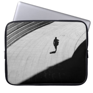 SILHOUETTE OF A PERSON WALKING ON GRÅTT CONCRETE F LAPTOP FODRAL