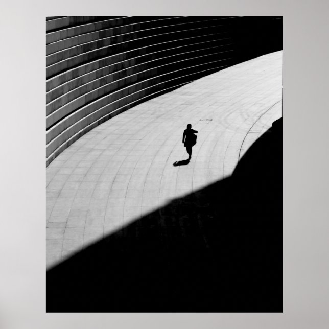 SILHOUETTE OF A PERSON WALKING ON GRÅTT CONCRETE F POSTER (Framsidan)