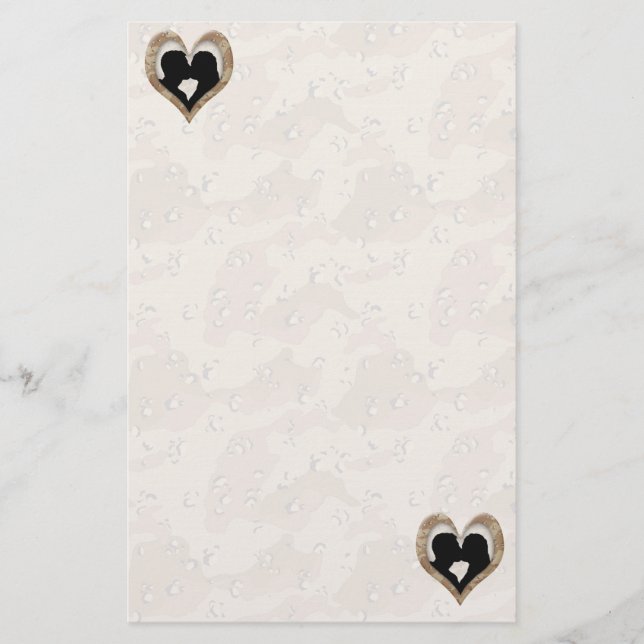 Silhouette of Couple Kissing (Camouflage Heart) Brevpapper (Framsida)