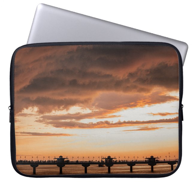 SILHOUETTE OF FOLE ON BEACH UNDER SUNSET LAPTOP FODRAL (Framsidan)