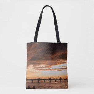 SILHOUETTE OF FOLE ON BEACH UNDER SUNSET TYGKASSE
