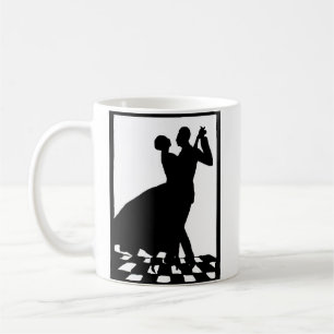 Silhouette-par som dansar i mörken kaffemugg