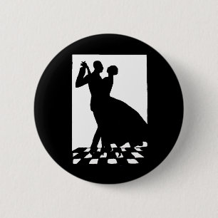 Silhouette-par som dansar i mörken knapp
