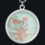 Silhouette Red Flowers på Teal Background Silverpläterat Halsband<br><div class="desc">Tre röda blommor kontrasterar mot en tealbakgrund i den här målningen av Megan Meagher. En silhuett av en annan blomma läcker in från den lämnat delen av utskriften. En enkel biet med mycket på gång. Det skulle ge en trevlig gåva till en vän eller älskad som gillar konst!</div>