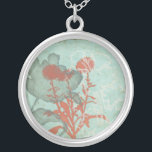 Silhouette Red Flowers på Teal Background Silverpläterat Halsband<br><div class="desc">Tre röda blommor kontrasterar mot en tealbakgrund i den här målningen av Megan Meagher. En silhuett av en annan blomma läcker in från den lämnat delen av utskriften. En enkel biet med mycket på gång. Det skulle ge en trevlig gåva till en vän eller älskad som gillar konst!</div>