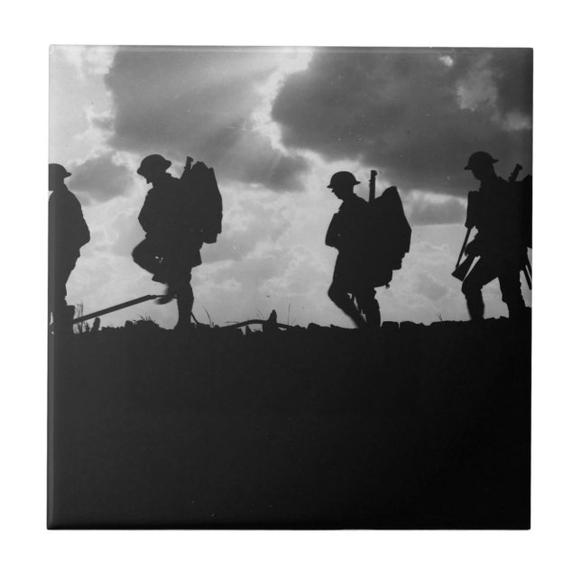 Silhouetted Marching Världskrig I Soldiers (1917) Kakelplatta (Framsidan)