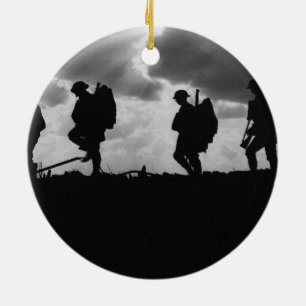 Silhouetted marschera världskriget tjäna som julgransprydnad keramik