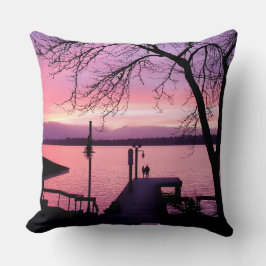 Silhouetterat par på Dock med Rosa Sunset Himlar Kudde