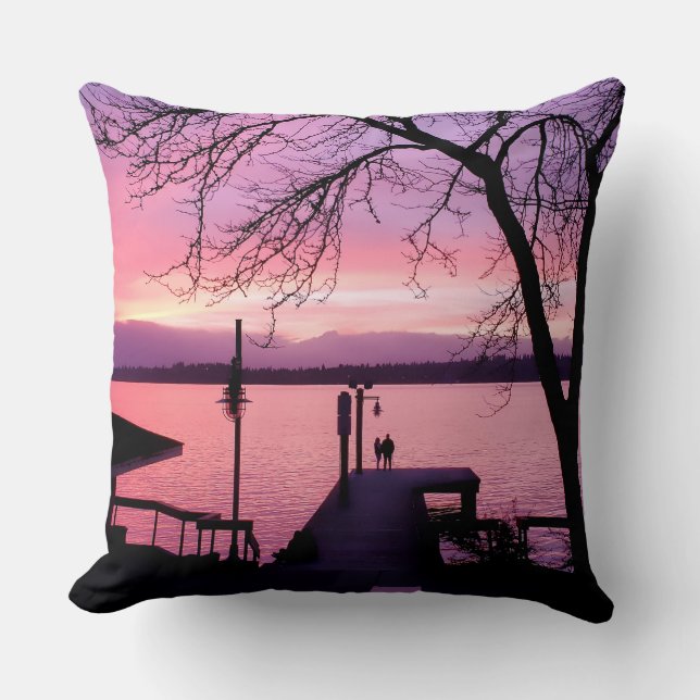Silhouetterat par på Dock med Rosa Sunset Himlar Kudde (Framsida)
