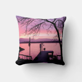 Silhouetterat par på Dock med Rosa Sunset Himlar Kudde
