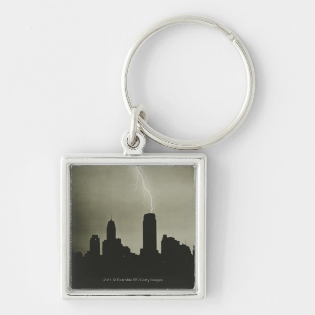 Silhouettes av skyscraper och blixt i himmel fyrkantig silverfärgad nyckelring (Framsidan)