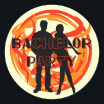 Silhouettes Bachelor Party Tshirts och Gifts Runt Klistermärke<br><div class="desc">T-tröjor,  knappar,  kort,  klistermärken,  mugg,  påsar och annat med en svart silhuett av en tjej och kille och orange och rödsnurrande design!</div>