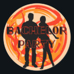 Silhouettes Bachelor Party Tshirts och Gifts Runt Klistermärke<br><div class="desc">T-tröjor,  knappar,  kort,  klistermärken,  mugg,  påsar och annat med en svart silhuett av en tjej och kille och orange och rödsnurrande design!</div>