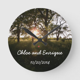 Silhouetteträd och solljuspersonlig Weddin Rund Klocka