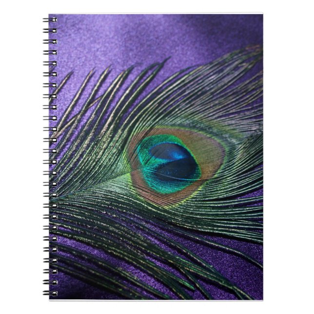 Silky Lila Peacock Feather Anteckningsbok Med Spiral (Framsidan)