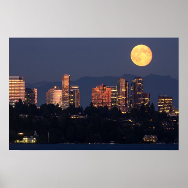 Siluett av Bellevue från Lake Washington i skymnin Poster (Framsidan)